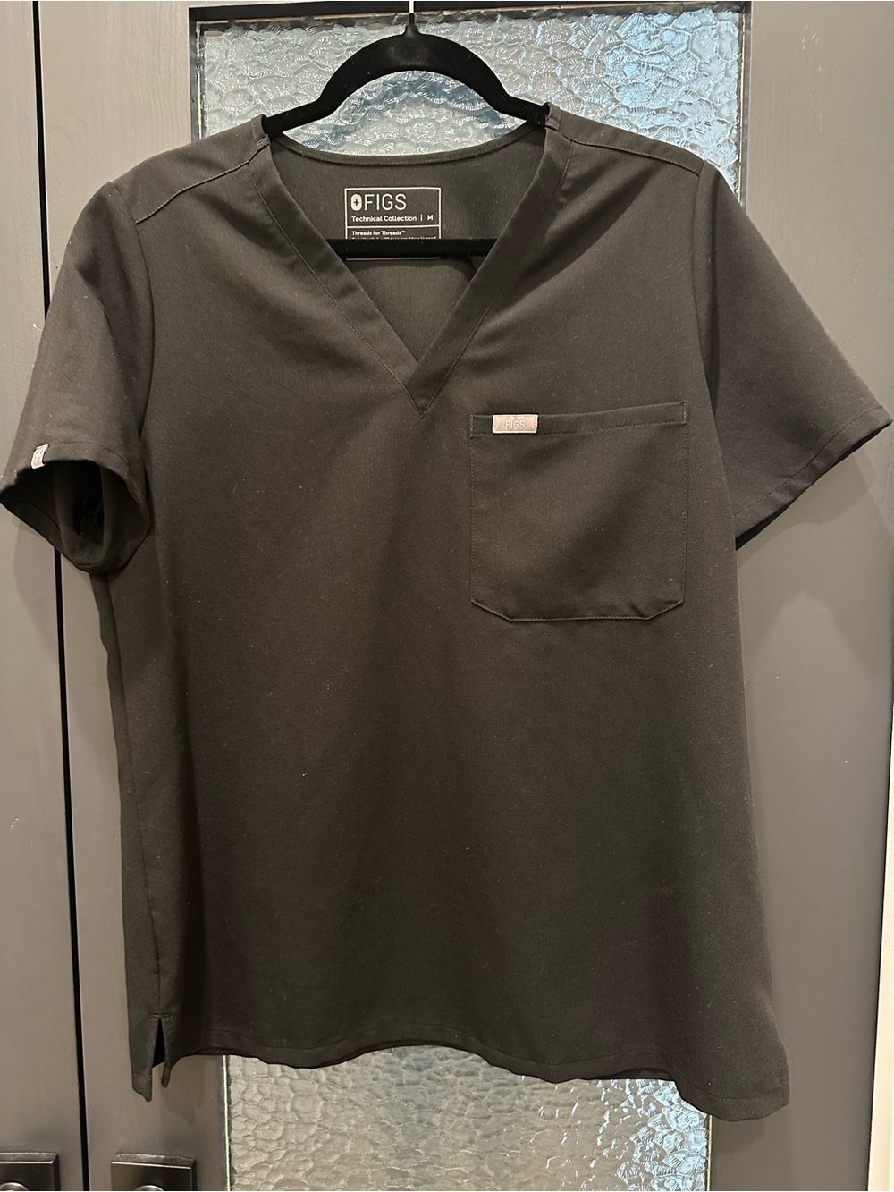 FIGS Catarina One Pocket Scrub Top Black Women’s Medium